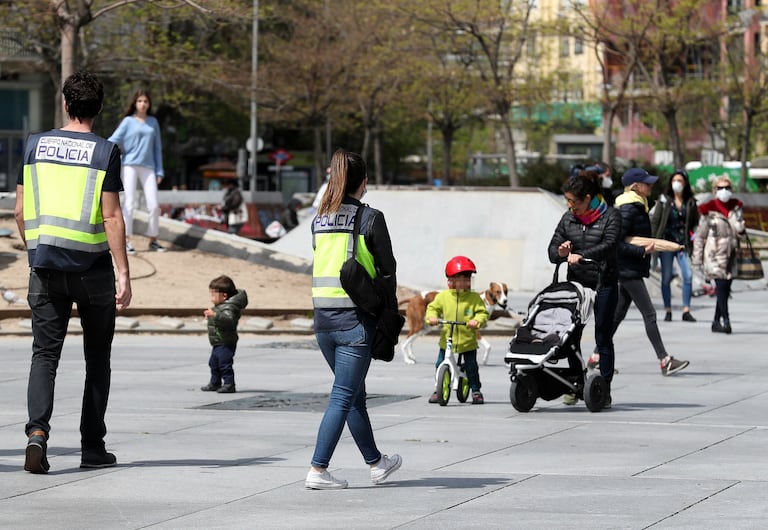 27/04/20. (DVD 999). Policias patrullan entre niños y niñas en las calles de Madrid el segundo dia que pueden salir durante la pandemia de coronavirus.