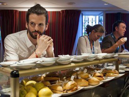 Joan Planas en la cafetería de la Universidad Menéndez Pelayo.