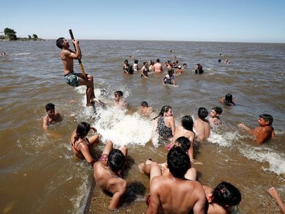 Bañistas en el Río de la Plata, en Buenos Aires, este miércoles en medio de la ola de calor que azota el país.