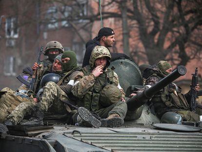 Soldados prorrusos, el lunes en un tanque de un convoy en una carretera de Mariupol (Ucrania).