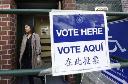 Una dona surt d'un centre de votació aquest dimarts en les eleccions primàries de l'estat de Nova York.