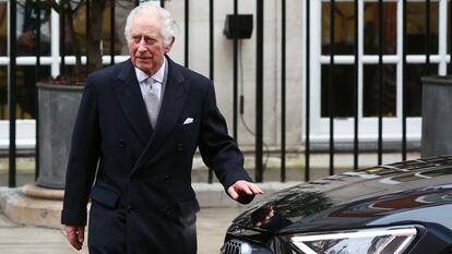 Carlos III, tras abandonar el hospital.