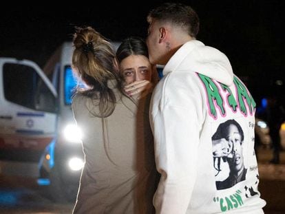 Mia Schem, de 21 años, se reúne con su madre y su hermano en Israel tras ser liberada por Hamás este jueves.