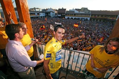El corredor español del Discovery Channel, y vencedor del Tour de Francia 2007, Alberto Contador, recibe el cariño de los asistentes, durante la recepción celebrada en su honor en Pinto (Madrid).
