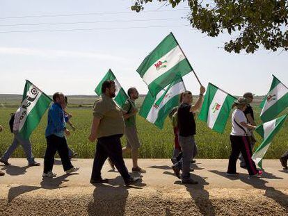 Miembros del Sindicato Andaluz de Trabajadores, durante la marcha de ayer contra la venta de fincas en Sierra de Yeguas a sus compa&ntilde;eros de organizaci&oacute;n. 