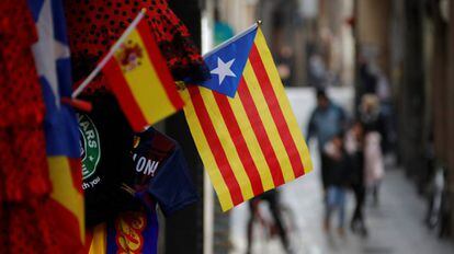 Una bandera de Espa&ntilde;a y una estelada en un comercio de Barcelona.