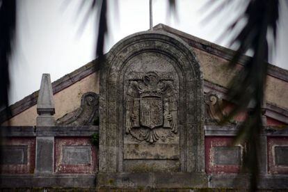 Escudo preconstitucional en el edificio de Aduanas, en Ferrol Vello.