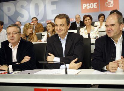 José Blanco, José Luis Rodríguez Zapatero y Manuel Chaves, en el comité federal de ayer.