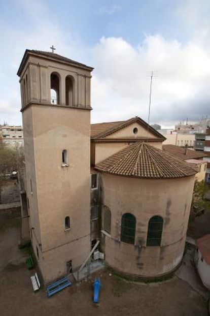 Iglesia de Santa Engracia, en Nou Barris, donde se quiere instalar una antena. 