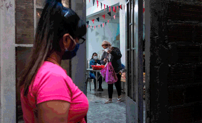 Andrea Murga Gutiérrez tiene 22 años y hace seis que llegó desde Bolivia. Dejar su país no fue una elección personal, sino de sus padres. Después de una etapa de adaptación se fue sintiendo en su lugar en Argentina. Desde hace unos meses participa del comedor Las guerreras del FOL, a la par que estudia para ser enfermera, trabaja en un taller de costura y hace pastelería.