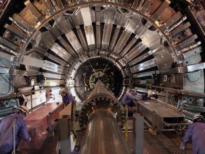 Uns especialistes treballen en el detector CMS, de l'accelerador de partícules LHC, el juny del 2013.