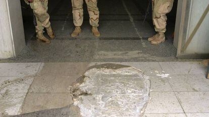 Soldados estadounidenses en la entrada del hotel Al Rashid; el rostro del mosaico en el suelo era el del presidente George Bush.