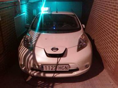 Carga el coche una o dos veces al día, en su casa o en puntos de carga rápida.