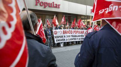 Empleados del Grupo Popular en Castilla y Le&oacute;n en una concentraci&oacute;n en Valladolid durante la negociaci&oacute;n del ERE. 