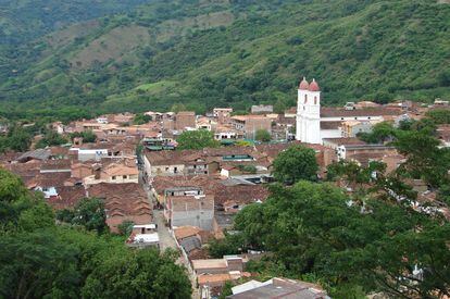 El primer nombre con el que se conoció a esta localidad de Antioquia fue el de Guamas, dada la ingente cantidad de estos árboles que había en la zona. Las minas de sal cercanas y la pesca en el río Cauca atrajeron a los primeros pobladores de este valle. Las mejoras en los accesos a Sopetrán lo han convertido en la última década en uno de los destinos más atractivos para los amantes del ecoturismo.