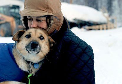 Karin Hendrickson abraza a uno de sus perros en el puesto de control Takotna , 6 de marzo de 2014.