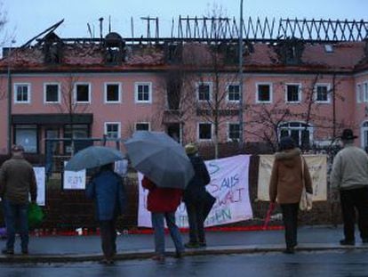 Vecinos de Bautzen (en el Estado alemán de Sajonia) frente al hotel que debía acoger a 300 refugiados y fue incendiado en la noche del 20 de marzo.
