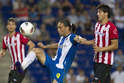 Sergio García lucha por un balón con San José.