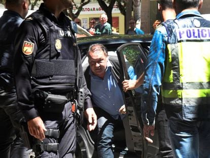 Agustín Lasaosa tras ser detenido por la Policía Nacional.