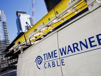 Un cami&oacute;n de Time Warner Cable, aparcado en Nueva York. 
