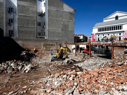 Maquinaria y trabajadores en las obras de transformación de lo que fuera el Real Cinema de Ópera en hotel.