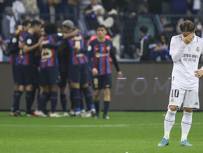 Luka Modric se lamenta después del segundo gol del Barcelona.