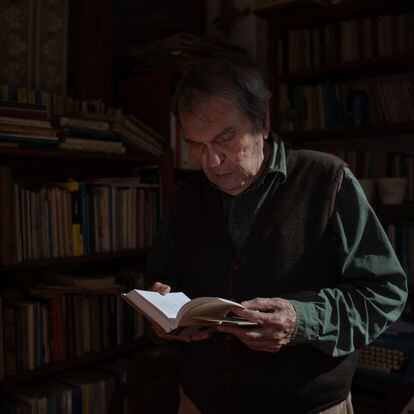 El poeta Rafael Cadenas, en su apartamento de Caracas (Venezuela), el 24 de noviembre de 2022.
