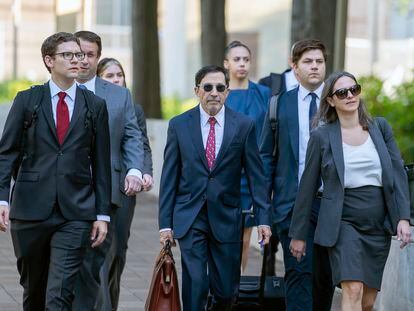 Los fiscales del Departamento de Justicia, entre ellos Kenneth Dintzer, en el centro, a su llegada a la sede de los juzgados federales de Washington.