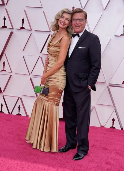 Paulina Porizkova y Aaron Sorkin, en los Oscar de 2021.