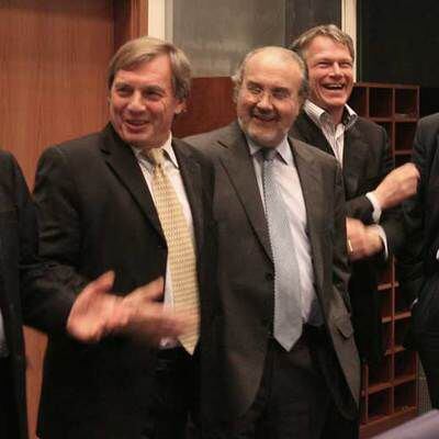 El ministro luxemburgués, Jeannot Krecke (izquierda); Pedro Solbes y el holandés, Wouter Bos, en la reunión del Eurogrupo en Luxemburgo.