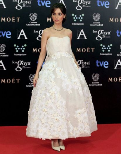 La actriz Leticia Dolera con un vestido palabra de honor de organdí blanco con flores de guipur y miriñaque de crinolina firmado por Josep Font para Delpozo.