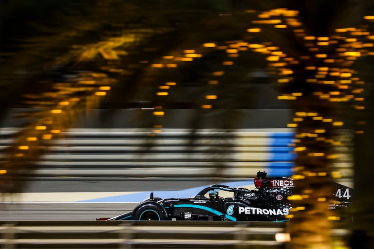 El piloto de Mercedes y campeón de Fórmula 1 Lewis Hamilton en el circuito de Sakhir.