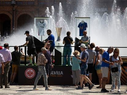 Aficionados del Rangers y Eintracht, ayer en la plaza de España de Sevilla.