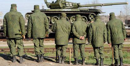 Soldados rusos se preparan para descargar un tanque en una base cercana a Simfer&oacute;pol.