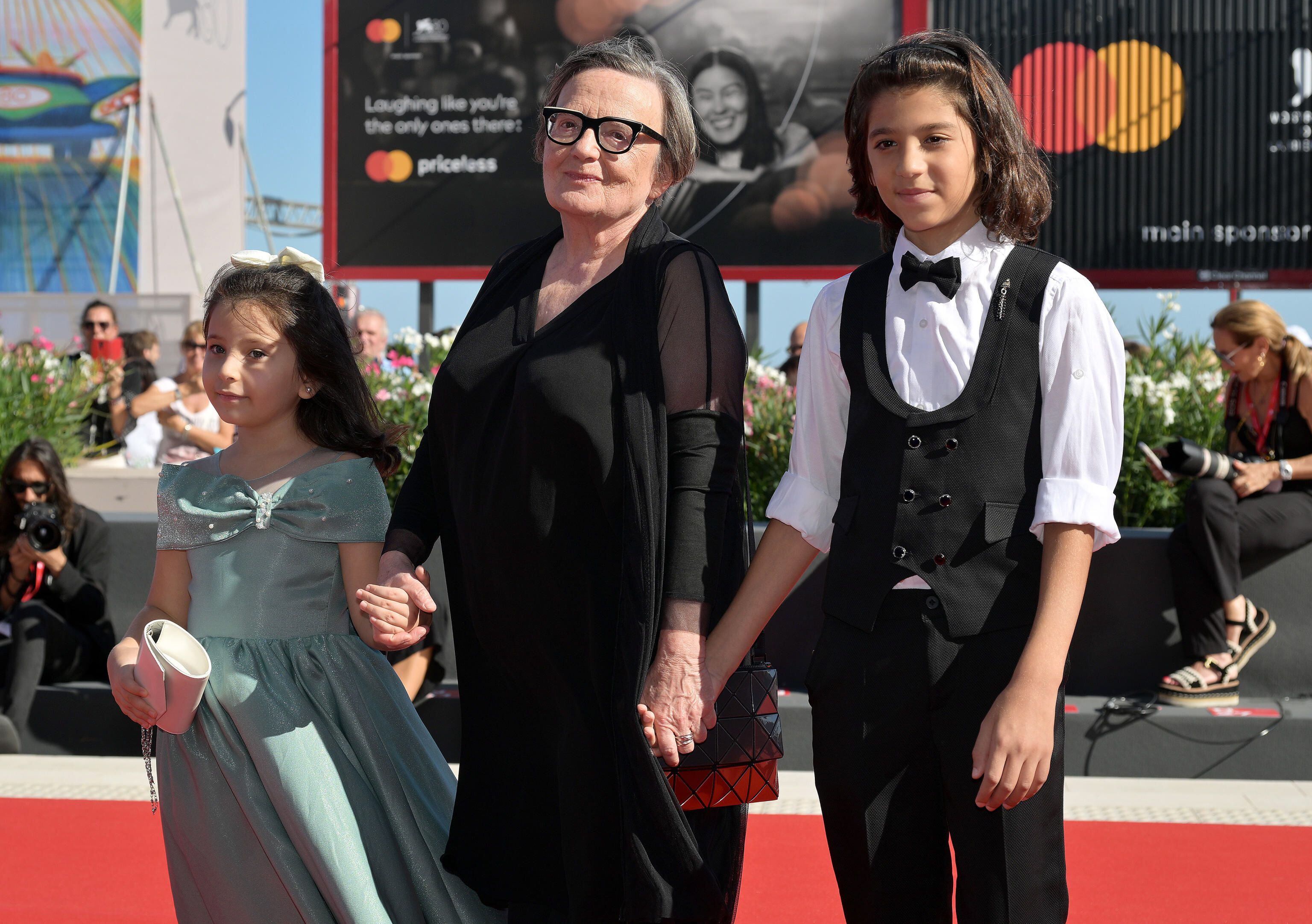 Agnieszka Holland, junto con dos de los intérpretes de 'Green Border', en la alfombra roja del festival de Venecia.  