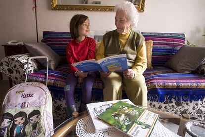 Para algunas abuelas, hacerse cargo de los nietos es la prolongación natural del cuidado de los hijos.