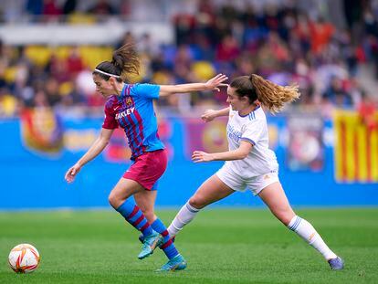 Aitana Bonmati ante Teresa Abelleira, en el partido de la temporada pasada entre el Barcelona y el Real Madrid en el estadio Johan Cruyff.