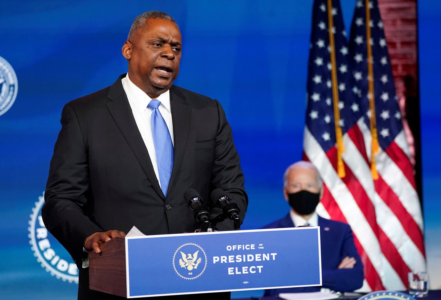 El general retirado de los EE. UU. Lloyd Austin habla después de ser elegido por el presidente electo Joe Biden para convertirse en secretario de Defensa