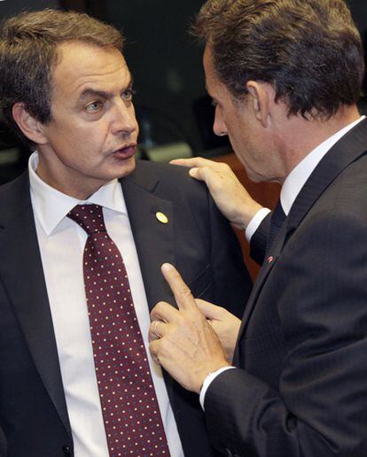 José Luis Rodríguez Zapatero y Nicolas Sarkozy conversan durante la cumbre.