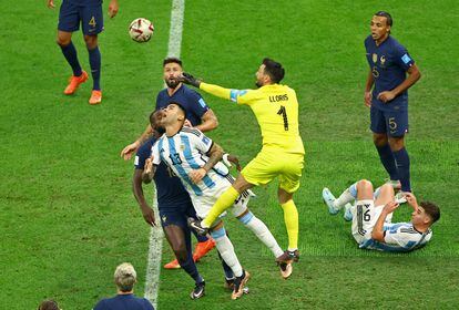 El portero Hugo Lloris  colisiona con el argentino Cristián Romero.