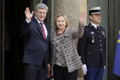 Hillary Clinton junto al primer ministro de Canada, Stephen Harper