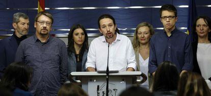 Xavier Domènech amb Pablo Iglesias i diversos membres de Podem.