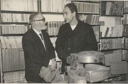 Jorge Oteiza and Eduardo Chillida, in 1965, in an image that is exhibited in the Bancaja Foundation exhibition.