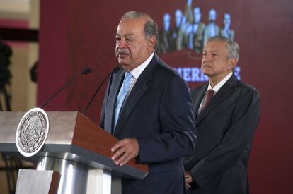 Imagen de archivo de Carlos Slim y Andrés Manuel López Obrador, durante una conferencia matutina de Presidencia en 2019.
