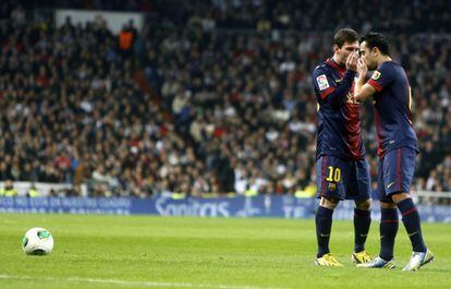 Messi y Xavi antes del lanzamiento de una falta