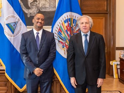 El secretario general de la OEA, Luis Almagro, junto al representante permanente de Nicaragua ante ese organismo, Arturo McFields Yescas, en una imagen de archivo.