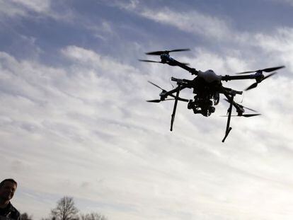 Un policia belga pilota el primer dron de vigilància que fa servir la policia d'aquest país.