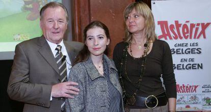 Albert Uderzo junto a la hija del coocreador de &Aacute;st&eacute;rix, Anne Goscinny, y su &uacute;nica hija y heredera, Sylvie (derecha), en 2005.