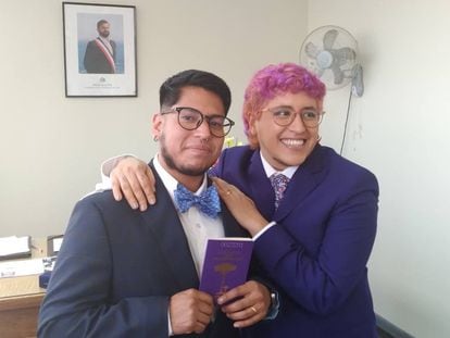 Rodrigo Ventocilla y Sebastián Marallano, durante su matrimonio civil, el 24 de mayo de 2022, en Chile.