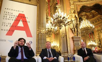 El ministro de Cultura argentino, Pablo Avelluto (i), el presidente de IFEMA, Clemente González (c) el director de ARCOMadrid, Carlos Urroz (d), durante la presentación de la XXXVI edición de la feria.